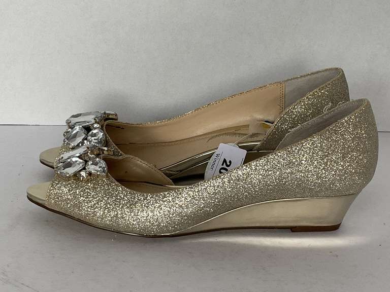NINA METALLIC GOLD PUMPS SIZE 6 (GENTLY WORN) image