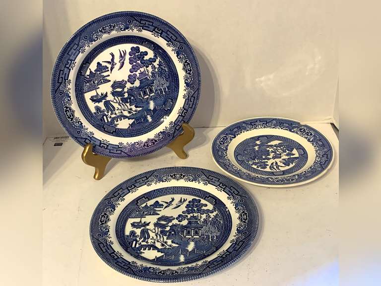2 CHURCHILL BLUE WILLOW DINNER PLATES & 1 ROYAL CHINA LUNCHEON PLATE BLUE WILLOW (HAS SMALL CHIP) - STAND NOT INCLUDED image