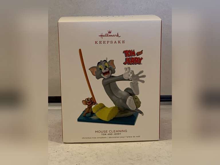 NEW 2018 HALLMARK ORNAMENT "MOUSE CLEANING - TOM AND JERRY" image