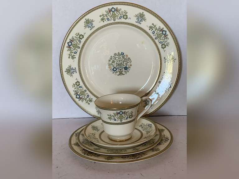MINTON FINE BONE CHINA MADE IN ENGLAND "HENLEY" 5 PLACE SETTING image