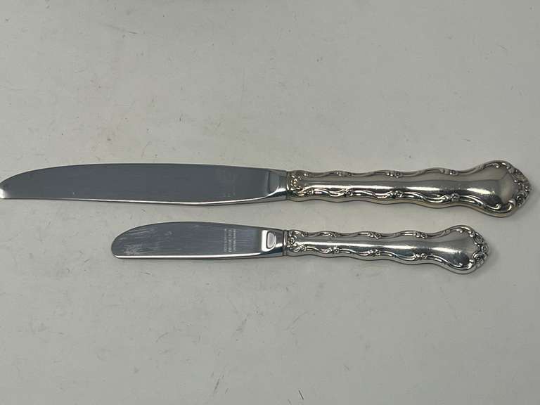 Reed & Barton sterling handled dinner knife and butter knife, two pieces, 116 g total weight, knife blades are stainless steel, see pictures for details.