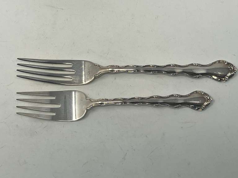 Reed & Barton sterling silver dinner and salad forks, two pieces, 98.3 g, see pictures or details.