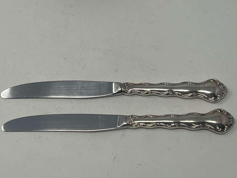 Reed & Barton Sterling handled dinner knives, two pieces, 143.2 g total weight, knife blades are stainless steel, see pictures or details.