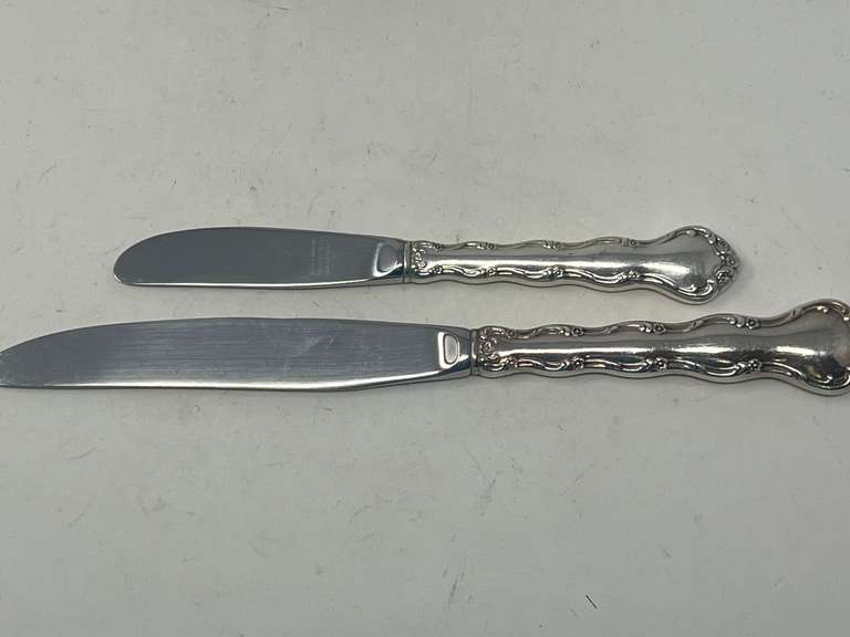 Reed & Barton sterling handled dinner knife and butter knife, two pieces, 119.1 g total weight, knife blades are stainless steel, see pictures for details.