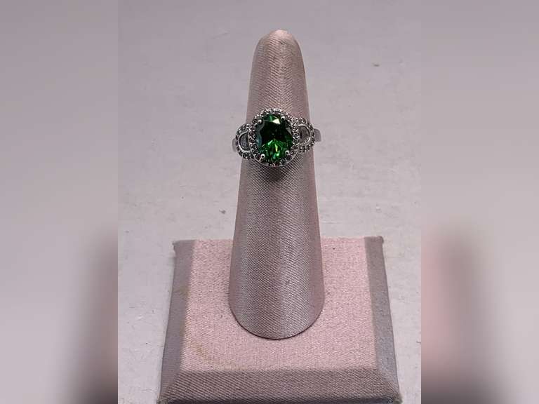 VINTAGE STERLING SILVER RING WITH LARGE OVAL GREEN FACETED STONE SURROUNDED BY CLEAR FACETED STONES & CLEAR STONES ON EACH SIDE SIZE 6 (UNSURE WHAT STONES ARE) 5.64 GRAMS image