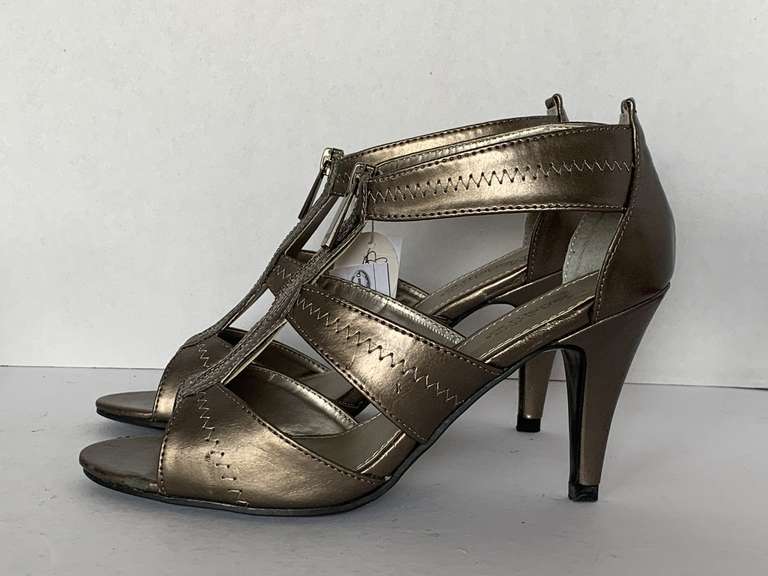 NEW MADELINE PEWTER HEELS SIZE 7 1/2 image