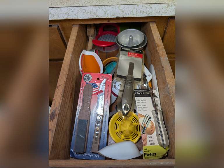 CONTENTS OF KITCHEN DRAWER MARKED 1036 image