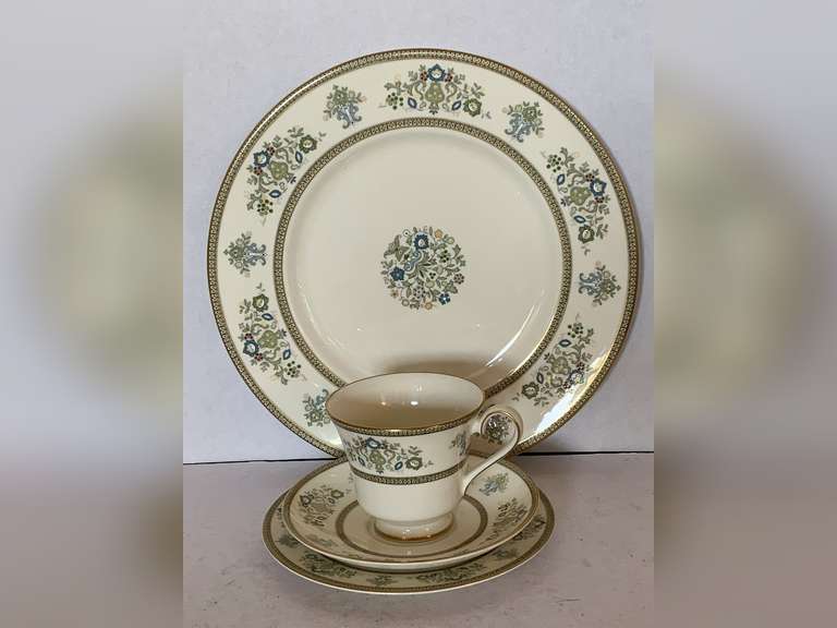 MINTON FINE BONE CHINA MADE IN ENGLAND "HENLEY" 4 PLACE SETTING image