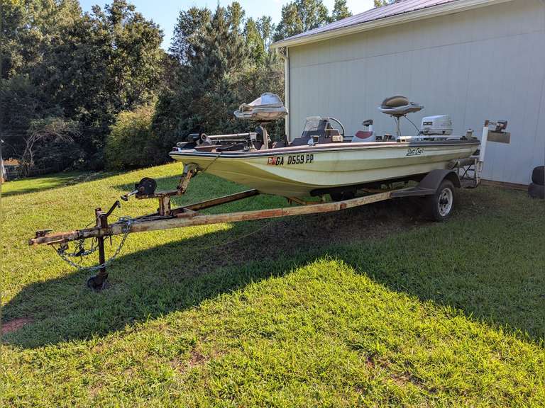 1984 STOTT-CRAFT 14.5' BASS BOAT WITH 1972 JOHNSON 50HP OUTBOARD, 12V FOOT CONTROL TROLLING MOTOR, AND STOTT-TRAIL TRAILER *** SPECIAL INSPECTION / PICKUP INSTRUCTIONS *** image