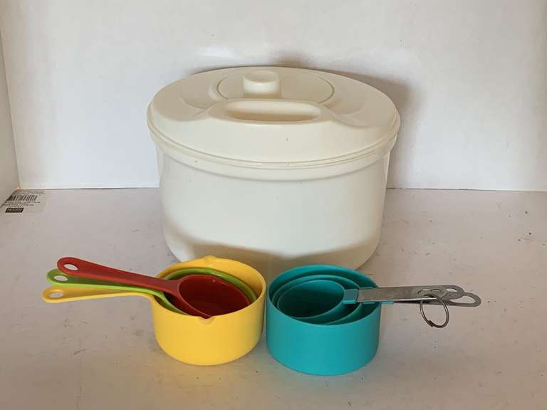NEW SALAD KEEPER & 2 SETS MEASURING CUPS image