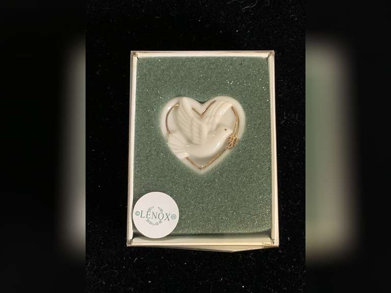 VINTAGE LENOX PORCELAIN "PEACEFUL HEART" DOVE HEART SHAPED BROOCH IN ORIGINAL BOX 1 3/8" image