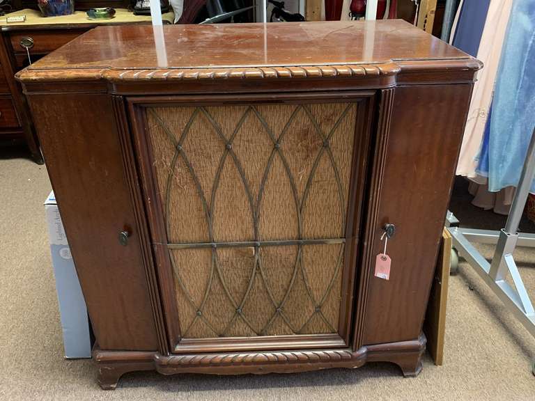 ANTIQUE RCA VICTROLA RECORD PLAYER & RADIO (UNSURE OF WORKING CONDITION) 37" WIDE X 21" DEEP X 36" TALL image