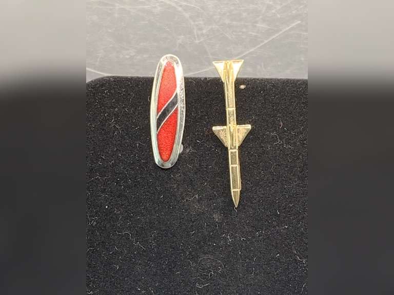 2 VINTAGE TIE CLIPS - GOLD TONE AIRPLANE BY ROBBINS & RED/BLACK SILVERTONE OVAL BY SARAH COVENTRY image