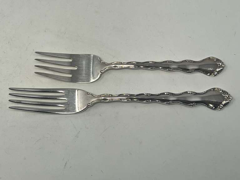 Reed & Barton sterling silver dinner and salad forks, two pieces, 96.9 g, see pictures or details.