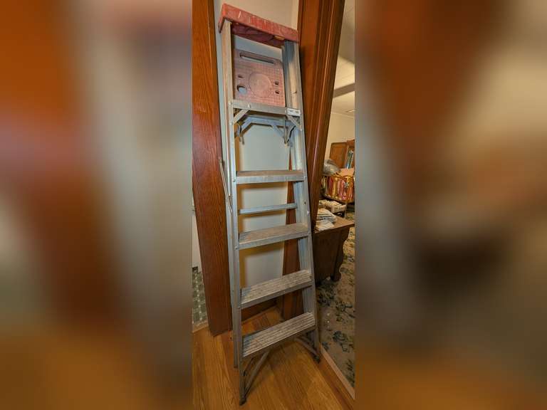 6 FT ALUMINUM STEP LADDER image