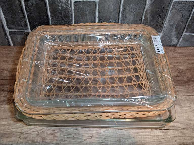 PYREX AND BAKER'S CHOICE GLASS CASSEROLE DISHES PLUS WICKER CASSEROLE DISH HOLDER image