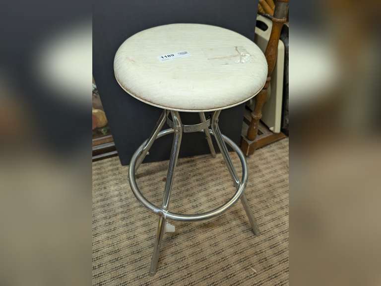 VINTAGE/RETRO SWIVELING STOOL image