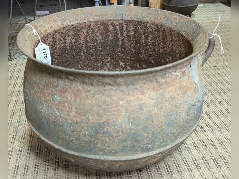 CAST IRON THREE-LEG KETTLE image