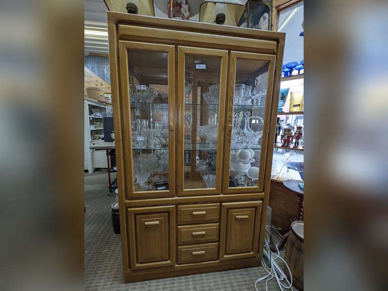 SINGLE PIECE STANLEY FURNITURE LIGHTED CHINA / CURIO CABINET WITH MIRROR BACK DISPLAY AREA image