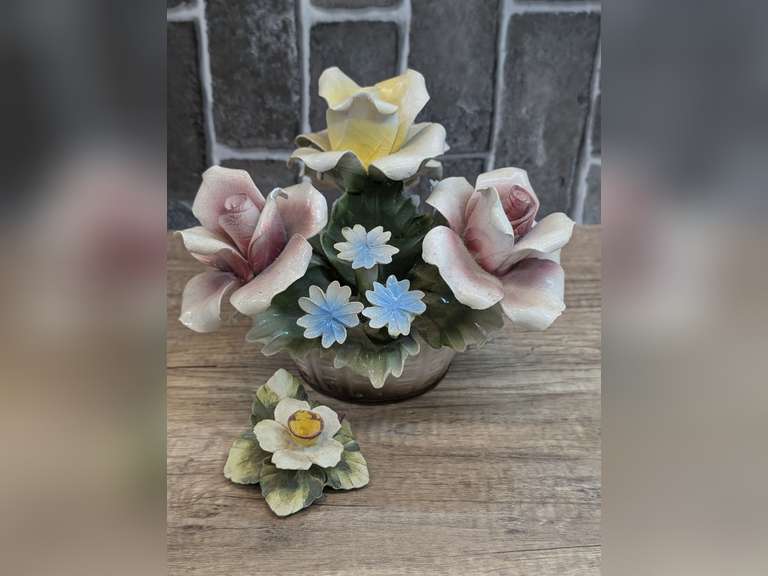 VINTAGE CAPODIMONTE PORCELAIN FLOWER AND FLOWER ARRANGEMENT image