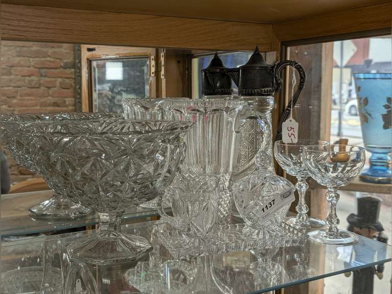 DECORATIVE VINTAGE FORMAL GLASS IN SHELF SECTION MARKED 1137 image