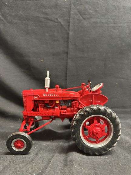 20M- ERTL FARMALL MV TRACTOR image