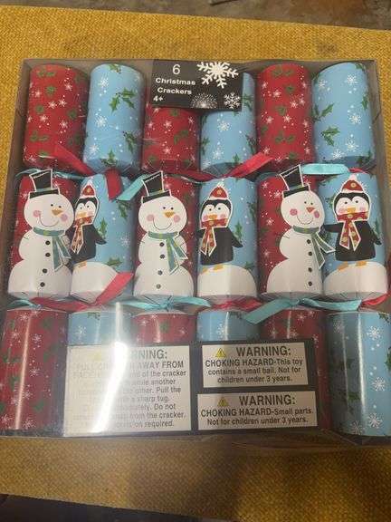 BOX OF 6 CHRISTMAS CRACKERS.  NEW IN BOX image