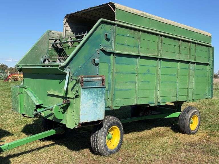 John Deere Silage Wagon image