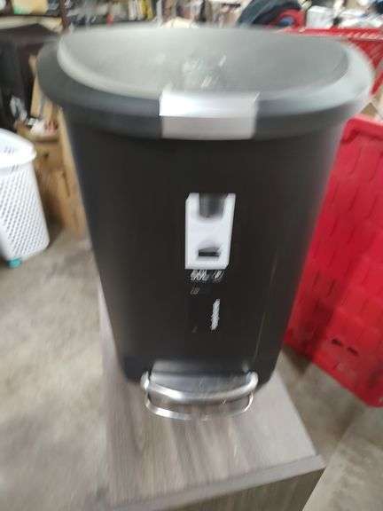 STEP TRASH CAN image