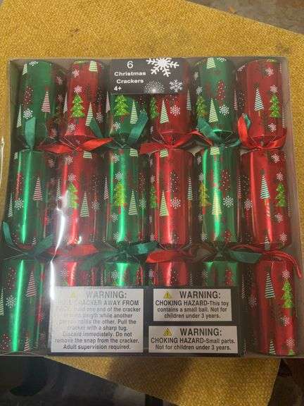 BOX OF 6 CHRISTMAS CRACKERS.  NEW IN BOX image