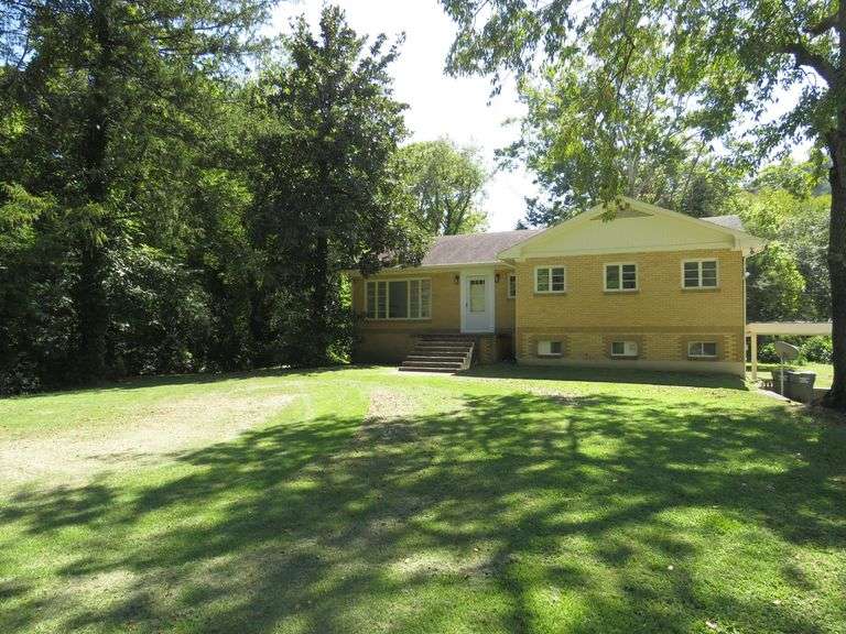 House and 0.976 Acre Lot located at 115 Kelly Avenue, Evarts, Ky