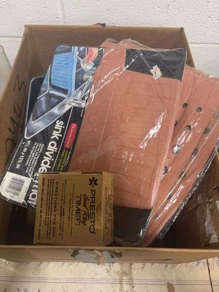 BOX OF MISC SINK MATS AND PLASTIC MISC image