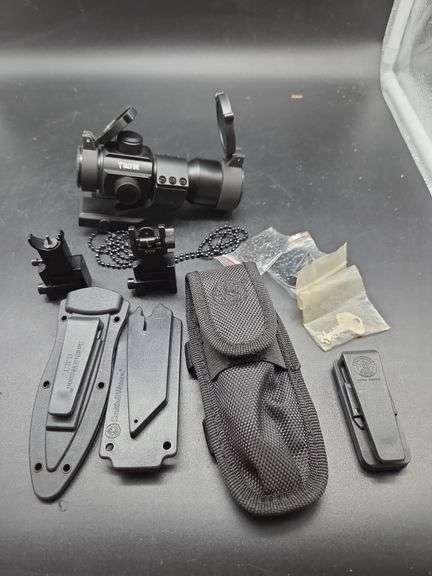 Tacfire Red Dot Sight with Smith & Wesson HRT Knife Set image