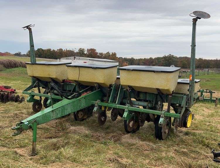 John Deere Row Planter image