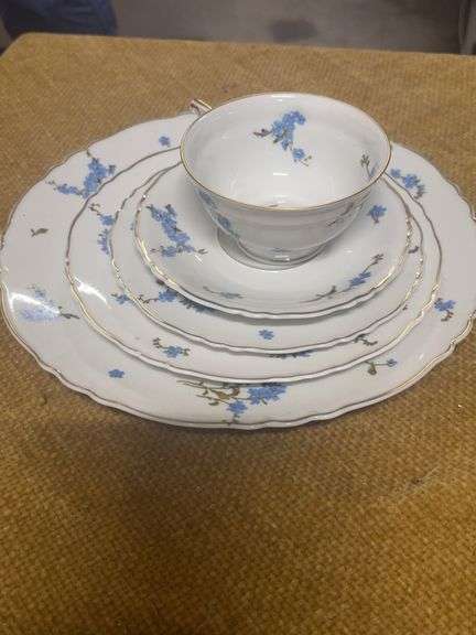 20 PIECE HAVILAND LIMOGES MONTMERY CHINA SET WHICH FEATURES A FORGET ME NOT FLOWERS AND GOLD TRIM ON WHITE PORCELAIN.  MADE IN FRANCE.  NOW DISCONNTINUED image