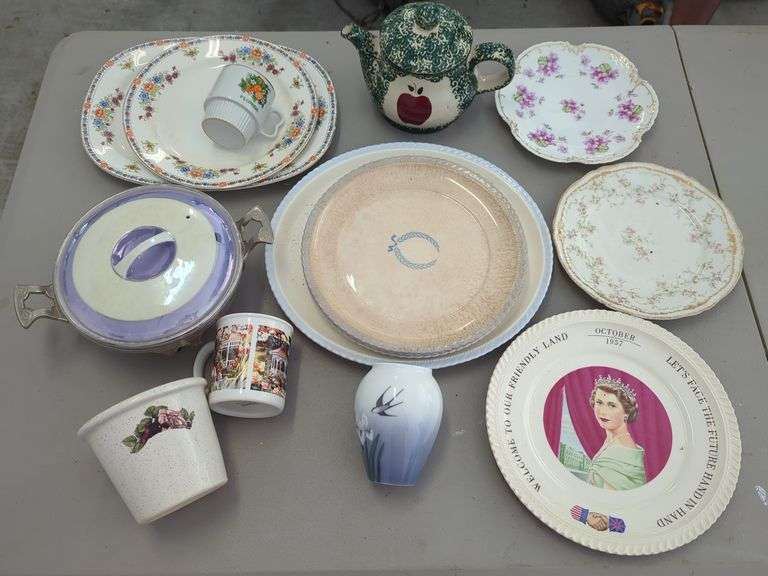 Mixed China and Dinnerware Collection image