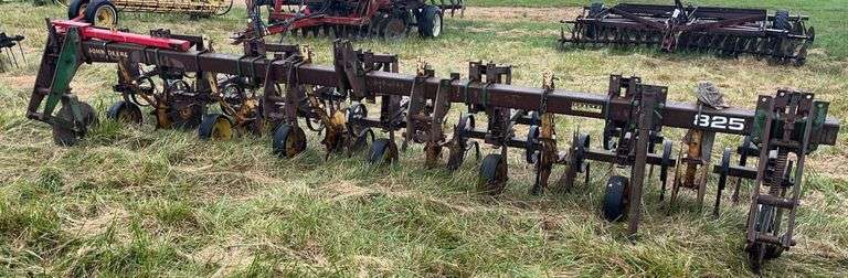 John Deere 325 Field Cultivator image