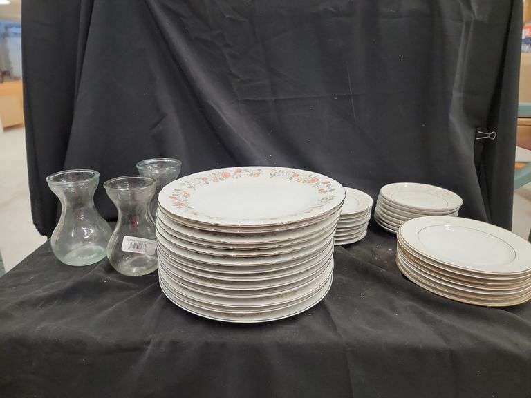 Plates and Bud Vases Set image