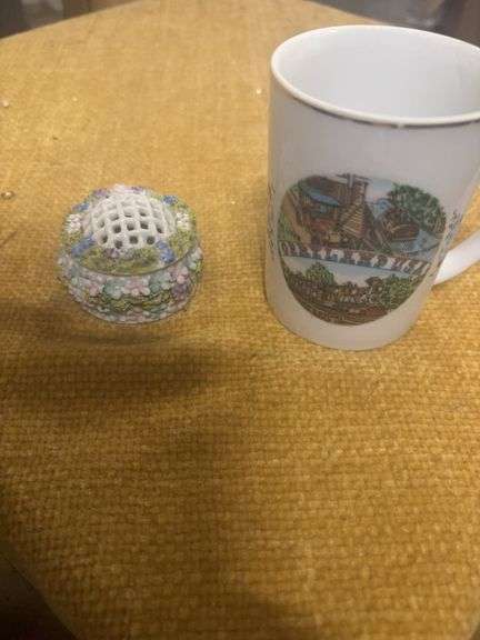 COFFEE CUP AND NEEDLE HOLDER image