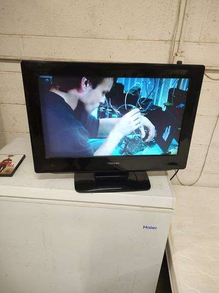 TOSHIBA 26 INCH FLAT SCREEN TV WITH BUILT IN DVD PLAYER - NO REMOTE CONTROL image