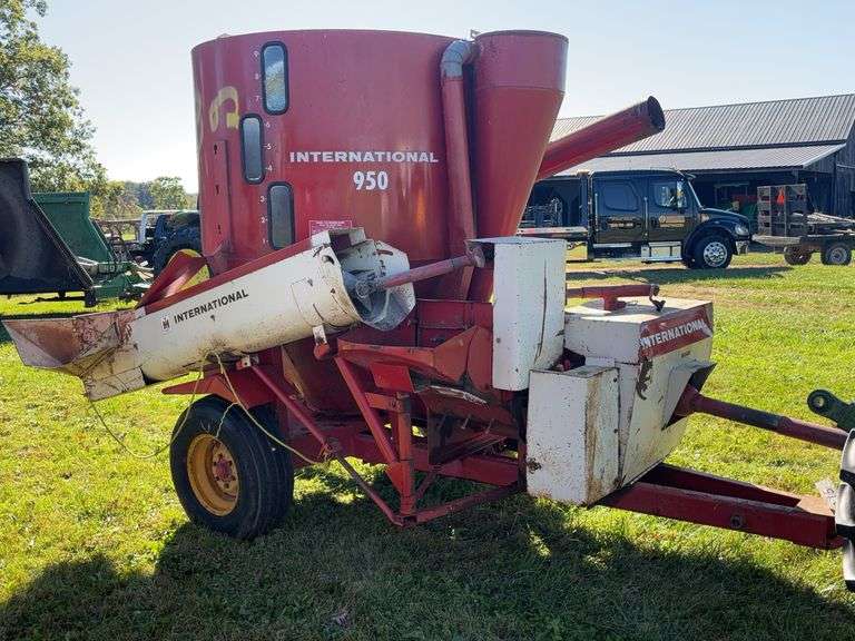 International 950 Grinder Mixer image