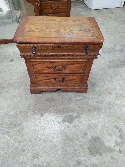 OAK 3 DRAWER NIGHTSTAND - 28X18X28 image