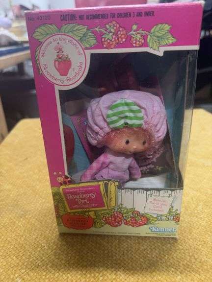NEW IN BOX RASBERRY TART SCENTED DOLL AND PET BY KENNER image