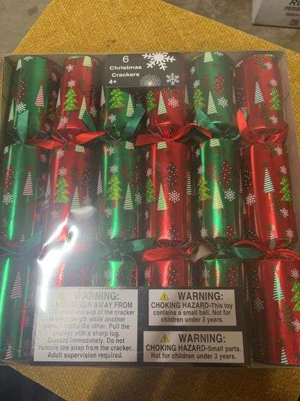BOX OF 6 CHRISTMAS CRACKERS.  NEW IN BOX image
