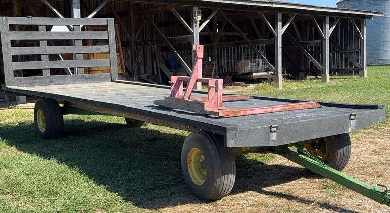 John Deere 1065A Hay Wagon image