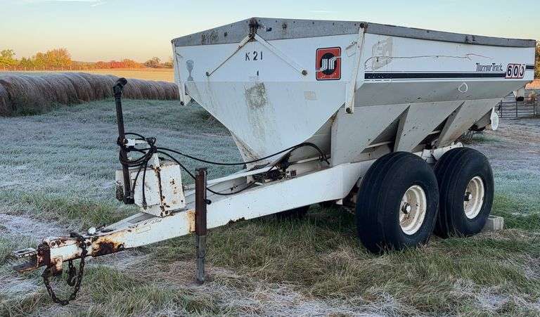 Willmar Narrow Track 600 Spreader image