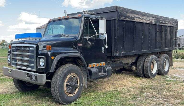 International S1900 Grain Truck image