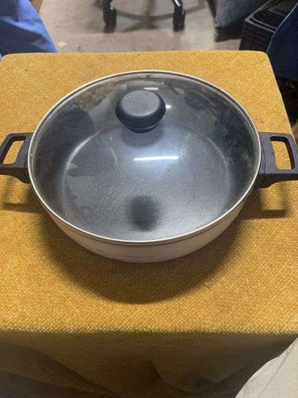 COOKING PAN AND GLASS LID image