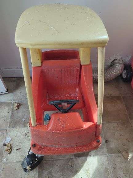 Little Tikes Cozy Coupe Ride-On Car image