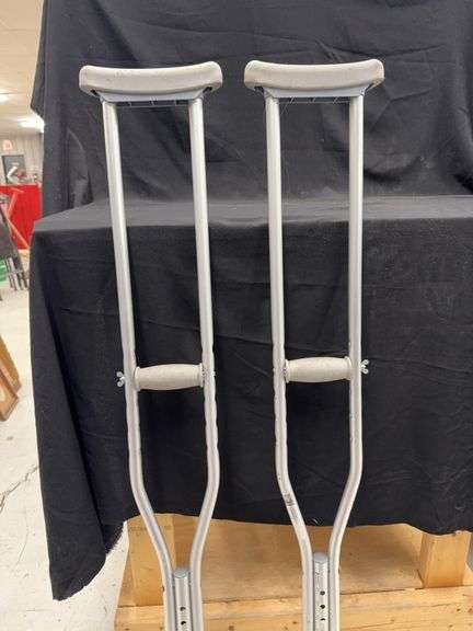 Adjustable Aluminum Crutches image